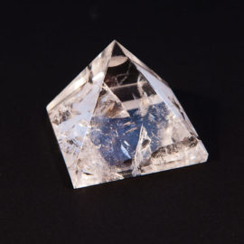 Pyramide en cristal de roche